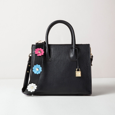 High Quality Hot Sell Designer Fashion Lady Shoulder Bags with Decorative Flower