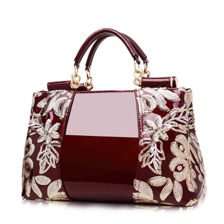 Embroidered lady's bag in patent leather
